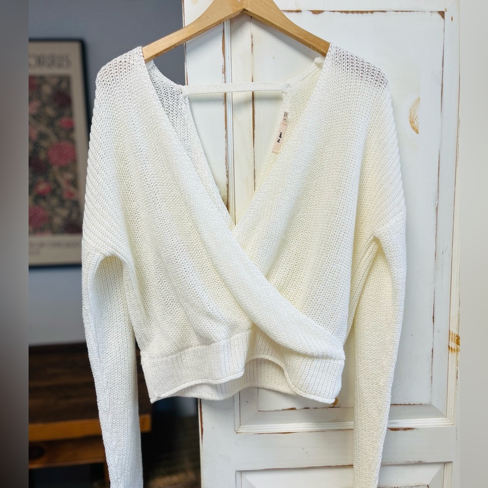 🤍 Cream V-Neck Knit Sweater
